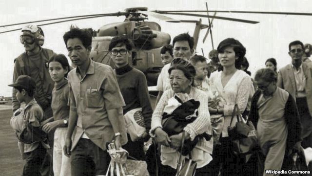 Những người Việt Nam tị nạn đi qua một chiếc tàu Hải quân Mỹ; Operation Frequent Wind là cuộc rút quân cuối cùng ở Sài Gòn ngày 29/4/1975. (Ảnh tư liệu của chính phủ liên bang Mỹ)