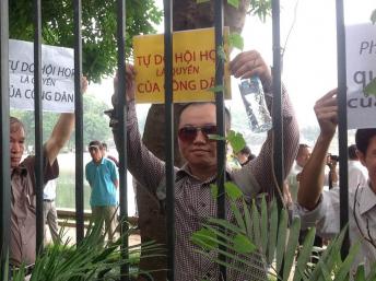 Những người tham gia buổi dã ngoại vì nhân quyền tại Hà Nội ngày 05/05/2013 và các biểu ngữ đòi tự do hội họp.
Ảnh: danlambao