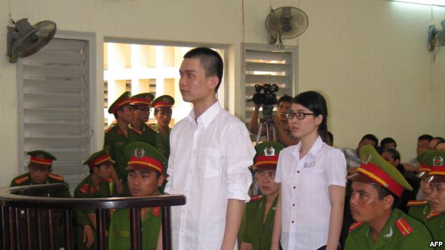 Tòa án Nhân dân tỉnh Long An tuyên án 6 năm tù đối với Nguyễn Phương Uyên, sinh viên Đại học Công Nghệ Thực phẩm TPHCM, và 8 năm tù đối với Đinh Nguyên Kha, sinh viên Đại học Kinh tế Công nghiệp Long An.