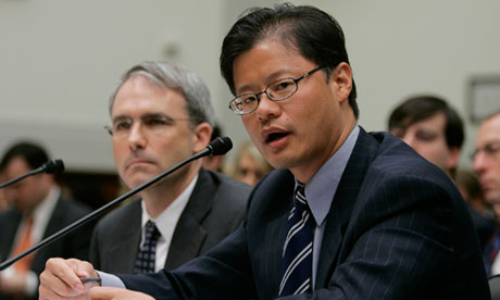 Ảnh: Jerry Jang, sang lập viên và sau này là CEO của Yahoo, làm chứng trước Ủy ban đối ngoại Hạ viện Hoa Kỳ vào năm 2007 về vai trò của họ trong vụ bỏ tù nhà báo Shi Tao. Ảnh: Hyungwon Kang/Reuters