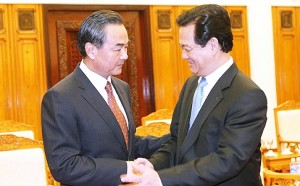 Bộ trưởng ngoại giao Trung Quốc Vương Nghị bắt tay Thủ tướng Nguyễn Tấn Dung tại Hà Nội vào thứ Hai. Photo: AFP