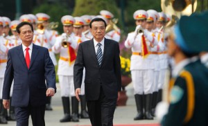 Ảnh: Kham Thủ tướng Nguyễn Tấn Dũng của Việt Nam, ở bên trái, và Thủ tướng Lý Khắc Cường của Trung Quốc tại một buổi lễ chào đón tại Phủ Chủ tịch- Hà Nội.