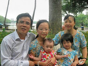 Gia đình LS Lê Quốc Quân chụp trước đây. Courtesy huynhngocchenh.blogspot