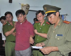 Mục sư Tin lành Lutheran Nguyễn Công Chính bị lực lượng công an đến bắt đi ngày 3 tháng 5, 2011 Source CAND online