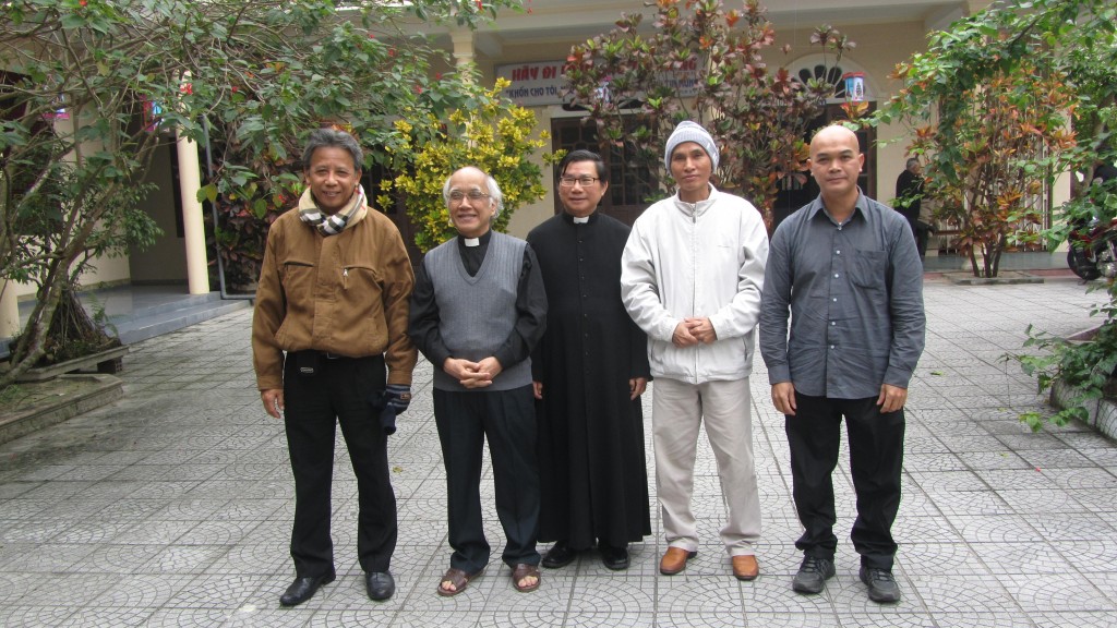 Từ trái: Lê Nguyên Sang, Phan Văn Lợi, Nguyễn Hữu Giải, Huỳnh Ngọc Tuấn và Phạm Bá Hải tại Huế ngày 28/12/2013 