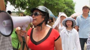 Bà Bùi Thị Minh Hằng tham gia một cuộc biểu tình chống Trung Quốc ngày 17/7/2011 tại Hà Nội