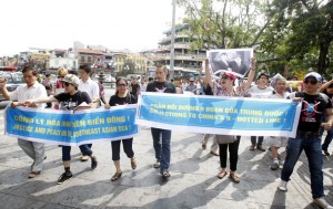 Activist Bui Thi Minh Hang, second right, joins an anti-China protest in Hanoi on June 2, 2013. (Photo: Reuters)
