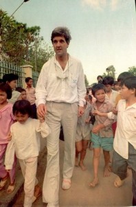 VIET NAM-SEN. KERRY W/VIET KIDS