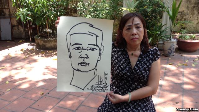 Luật sư Nguyễn Thị Dương Hà cầm bức tranh tự hoạ của TS Vũ 1 ngày trước khi ông tuyệt thực.
