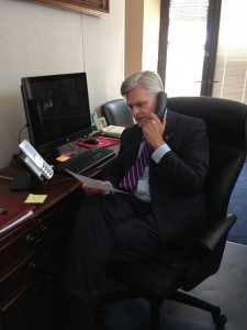 Thượng nghị sĩ Mỹ Bill Cassidy nói chuyện điện thoại với gia đình bà Bùi Thị Minh Hằng.