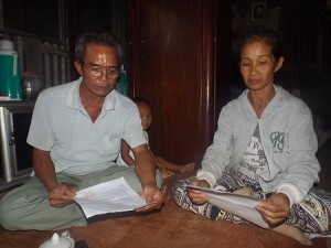 Mr. Dung and his wife talk with Dan Tri reporter about the death of their son as authorities fail to report the family