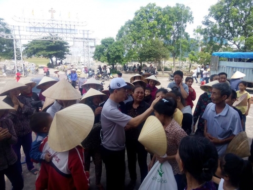 Đức Tổng Kiệt đến thăm giáo xứ Đông Yên. Ảnh: Lê Quốc Châu