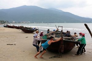 Ngư dân kéo thuyền lên bờ biển Thọ Quang, Đà Nẵng hôm 29/9/2013. Ảnh minh họa.